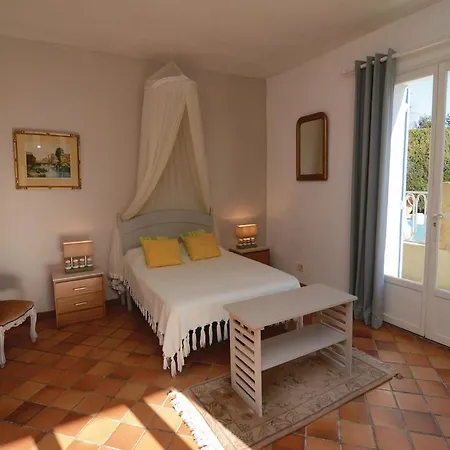 Three-bedroom Holiday In Feriehus Collias