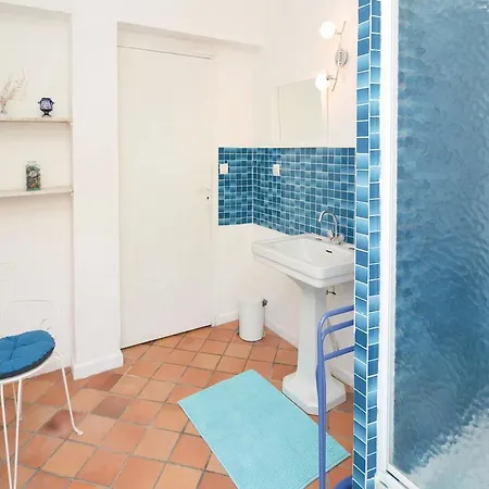 Feriehus Three-bedroom Holiday In Collias